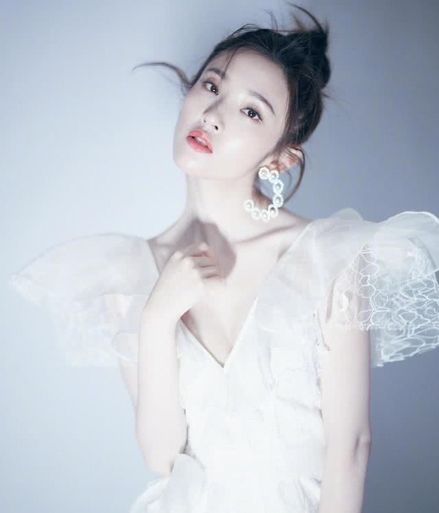  「大胆」跟随唐艺昕学穿衣搭配，美少女风十足，时尚潮流糖度暴增