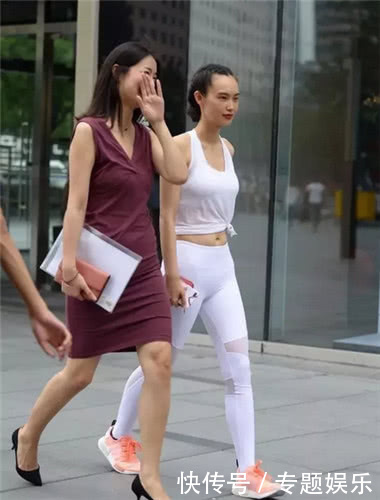 两位小姐姐大街上争艳,白色紧身裤小姐姐甩紫色连衣裙小姐姐十条