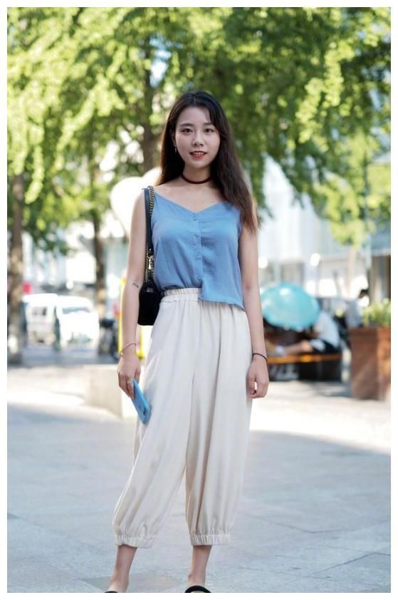 街拍:玲珑曲线身姿曼妙,散发迷人的女人味!