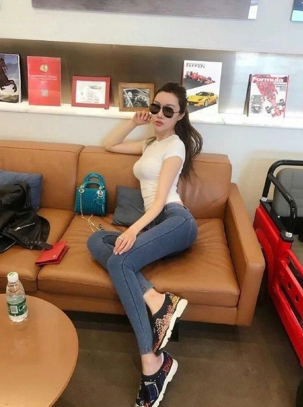 拥有完美曲线的时尚女孩，搭配牛仔裤，秀出紧致身材