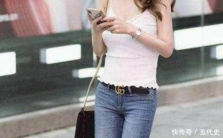 时尚:牛仔裤搭配让你一秒穿出时尚感 美女都会这么穿搭