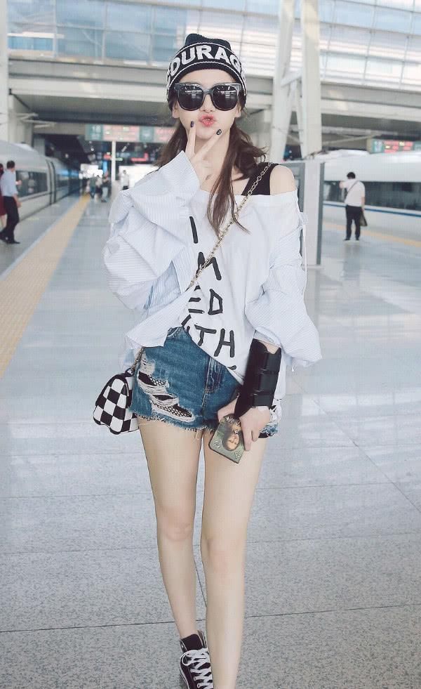 戚薇估计是没睡醒吧?穿件黑纱睡衣亮相，简单却女人味爆棚!