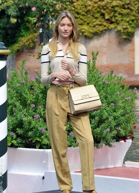 「针织开衫」穿衣别再追求“凹凸感”,现在流行“奶奶风”针织衫,舒服又保暖