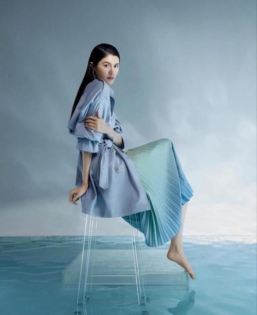  「浪漫」路人街拍，美女看着很霸气，穿淡红色的连衣裙，轻盈浪漫！