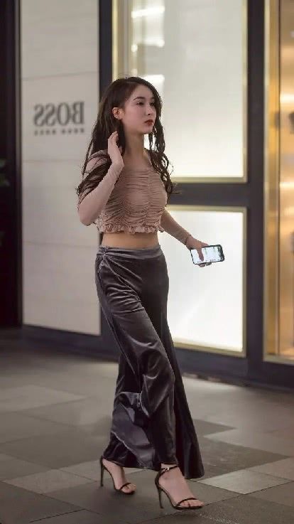 街拍：夏夜独自漫步优雅气质小姐姐，性感女神范儿十足！