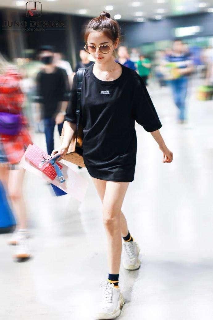 同是下衣消失，程潇性感，鞠婧祎可爱，杨超越腿长，而她让人尴尬