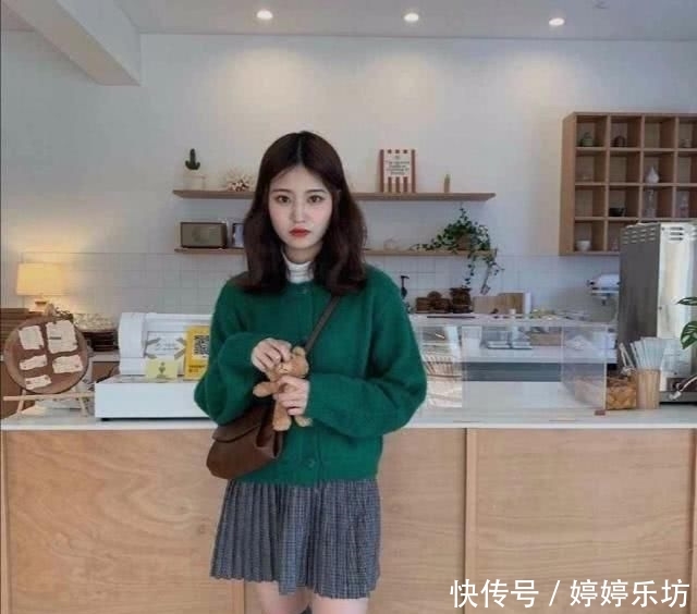  『色彩』别将“奶奶衫”穿出奶奶味！这几种减龄的韩范儿穿搭，甜美又温柔