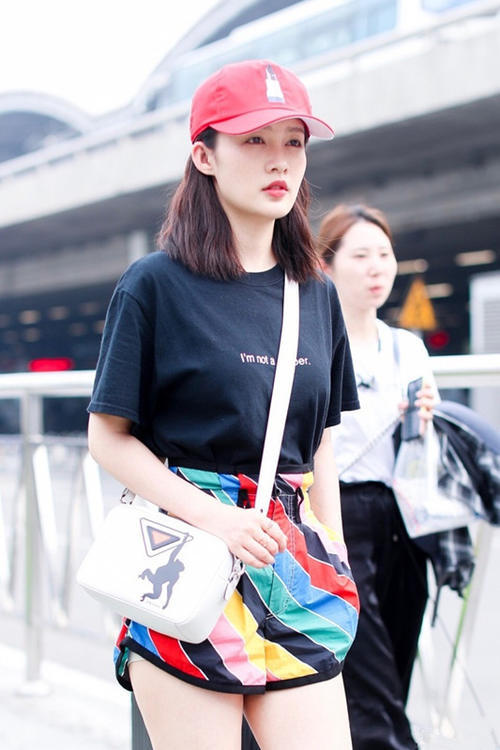 李沁到底有多瘦?这么窄的彩虹短裤都穿得进去,网友:真有90斤