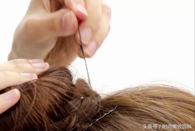 美妆教程夏日里三种适合女生的发型，分分钟就能搞定