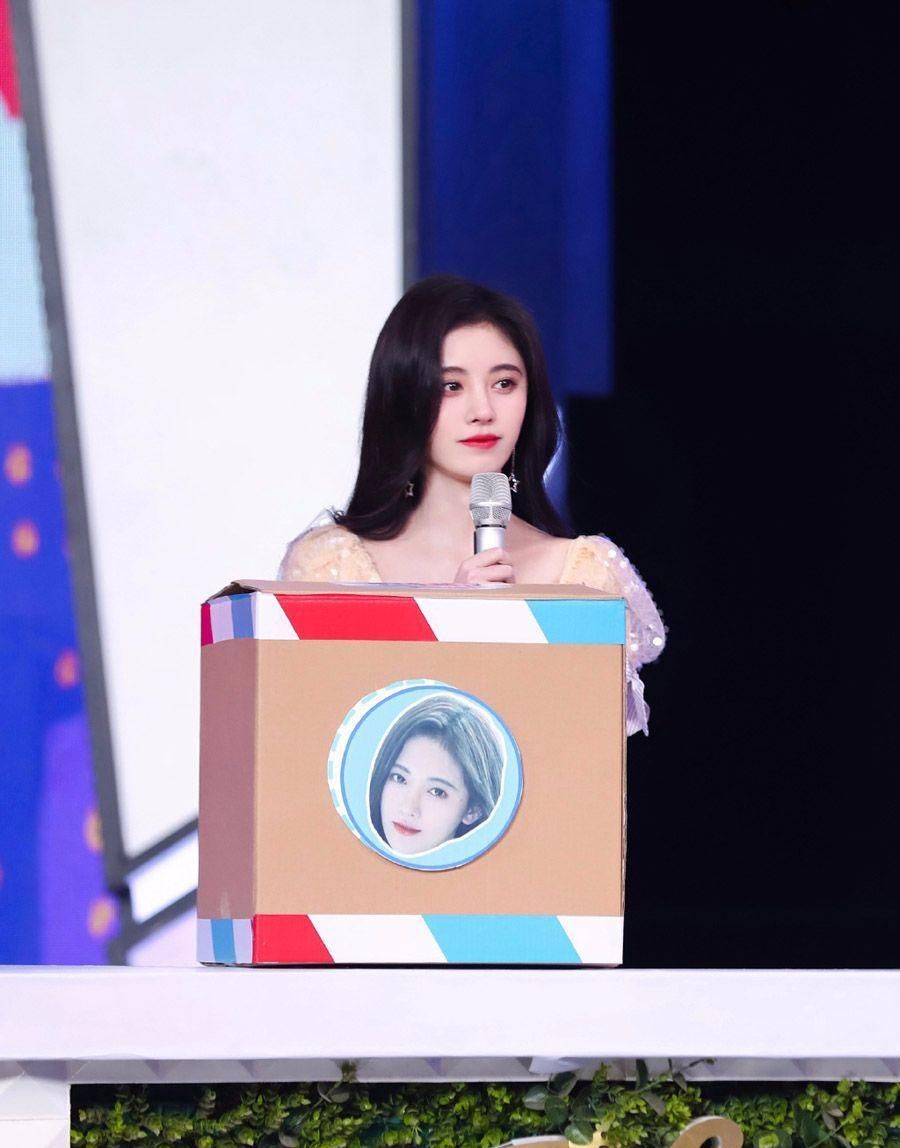 『镜头』鞠婧祎穿连衣裙上“快本”，镜头拍到她腿的一刻，直男全沸腾