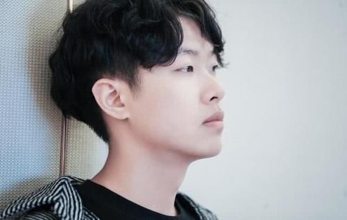  特别@男生别再留“过耳”发型了，这几款短发长度刚好，干净又帅气