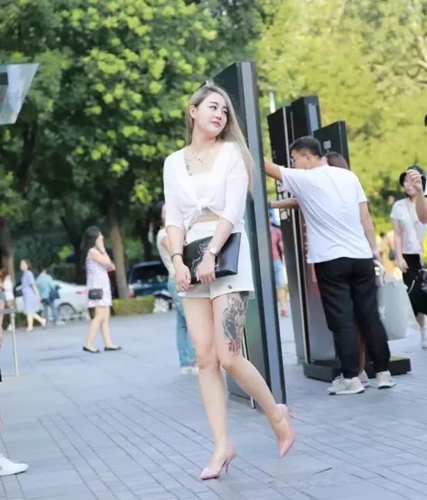 白色抹胸内衣搭配纯白短裤,柔软线条妩媚至极