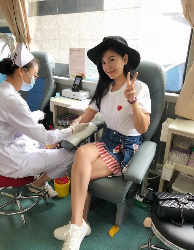 她是《爱情公寓》最时尚的美女，如今的赵文琪打扮却充满过时感！