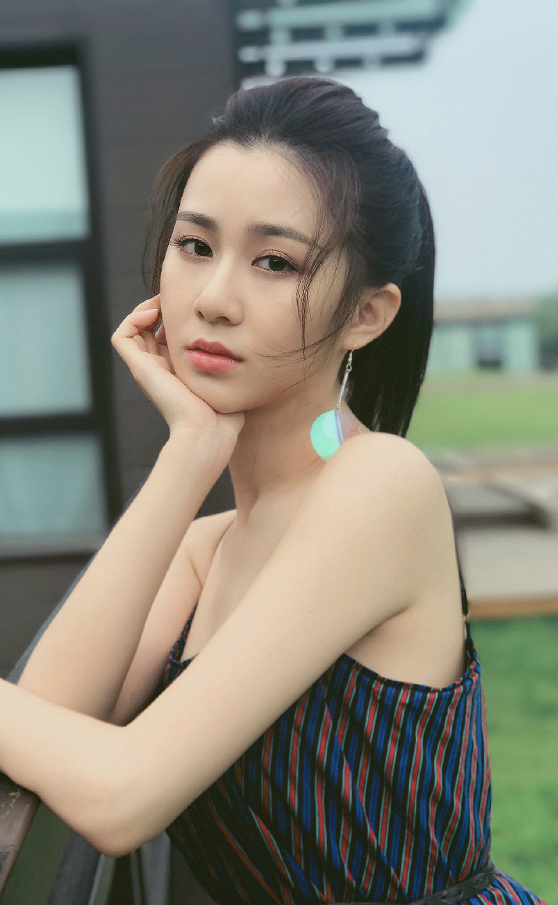 刘颖伦吊带裙写真图集，时尚性感，气质迷人，值得关注!