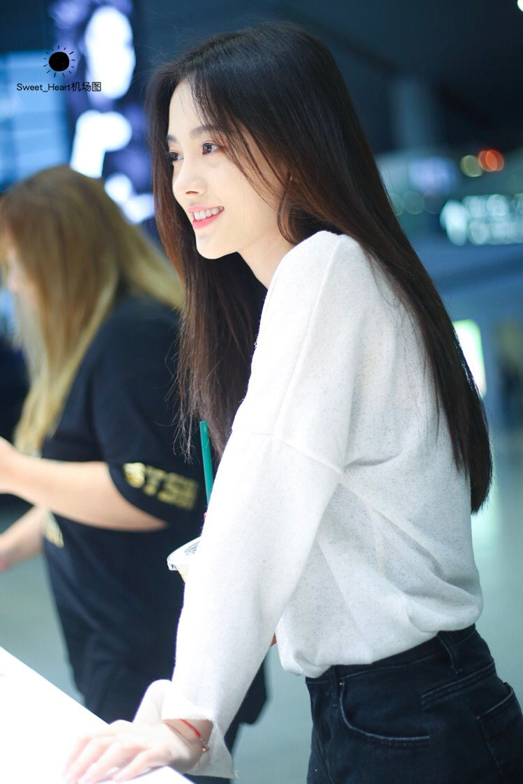 鞠婧祎机场粉丝私拍，黑色短裤显得美腿特别白皙 鞋子不热吗?