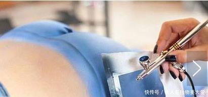 美女不穿衣服上街，一开始路人以为那是旗袍，细看才发现玄机