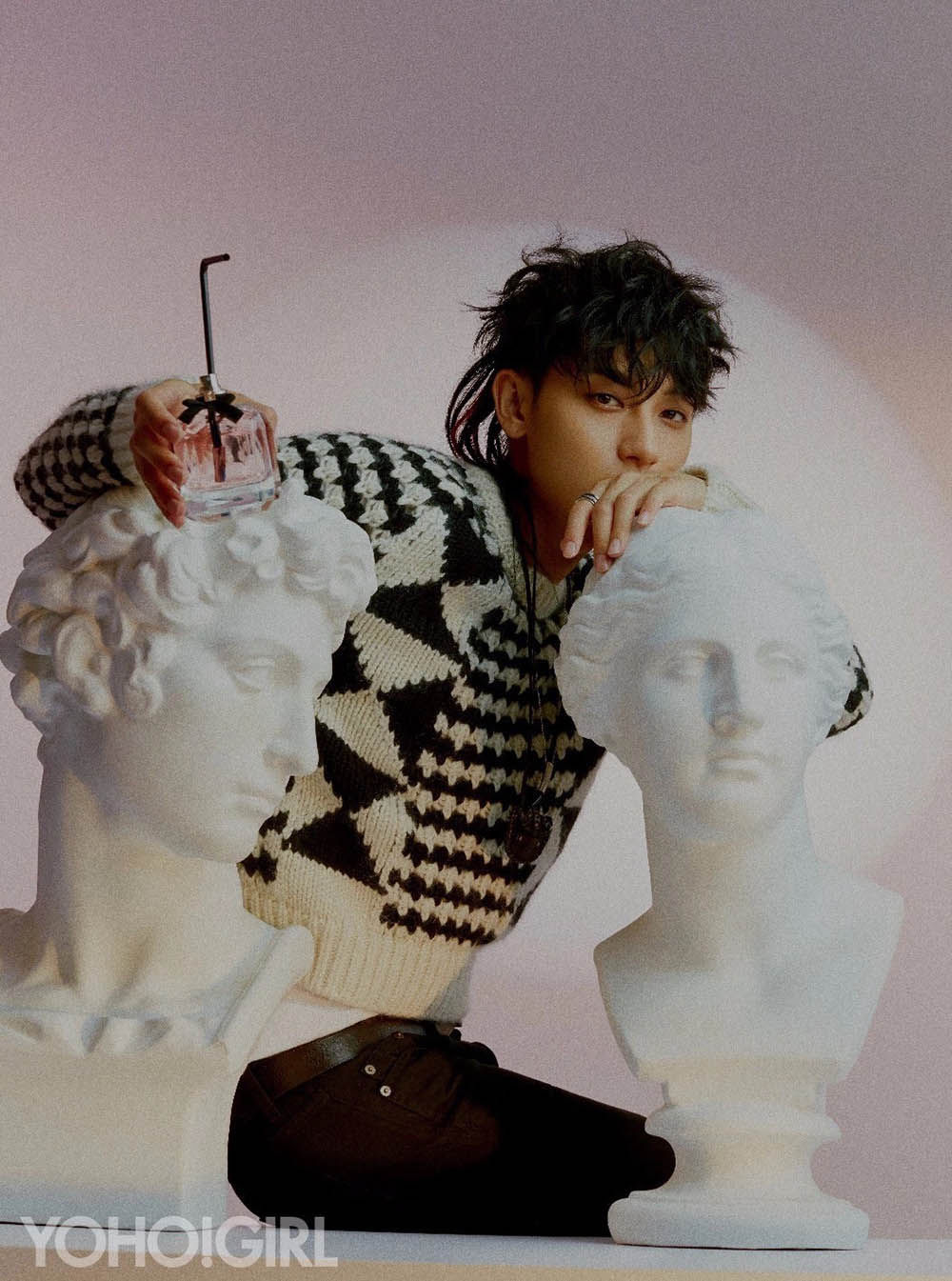 黄子韬封面大片公开 完美驾驭时尚色彩