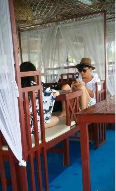 王宝强和神秘女子同游豪华游艇一夜，疑是马蓉透漏的绯闻出轨对象