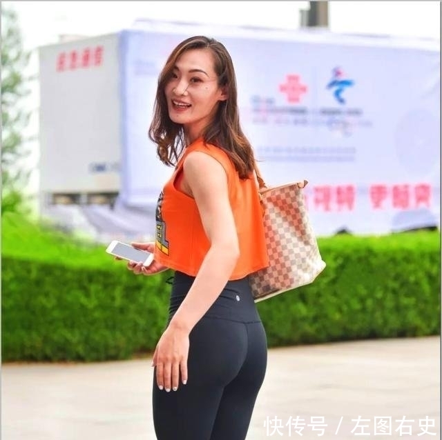「 显眼」橙色背心搭配紧身运动裤, 人群中很显眼，街拍
