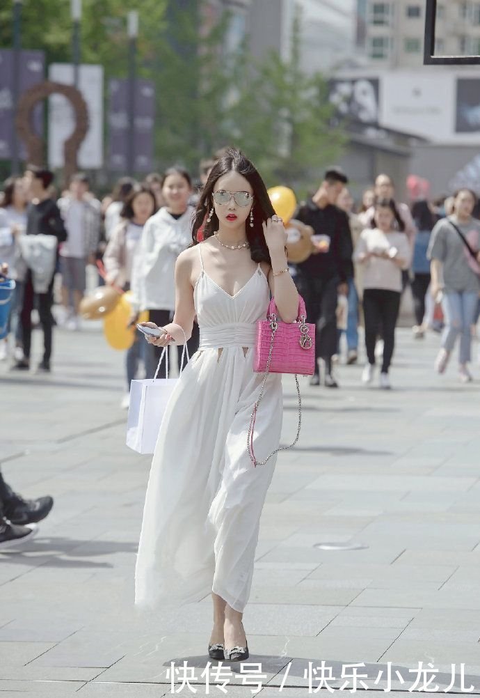 气息|街拍:白衣美背,仙女气息满满的