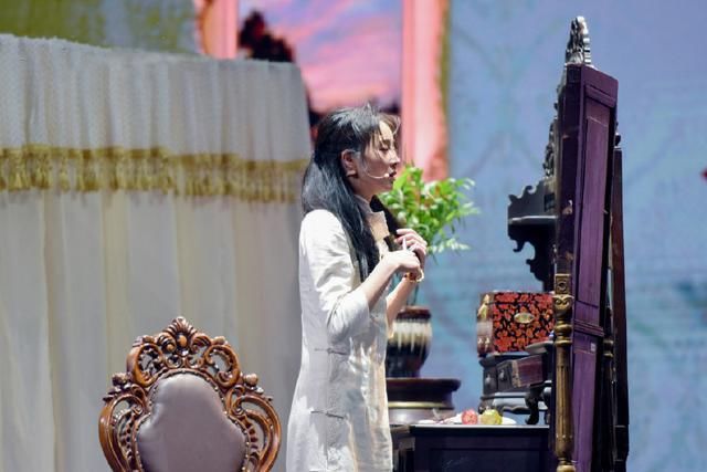 张钧宁有多瘦?旗袍装都撑不起来，还被同框的张馨予艳压!