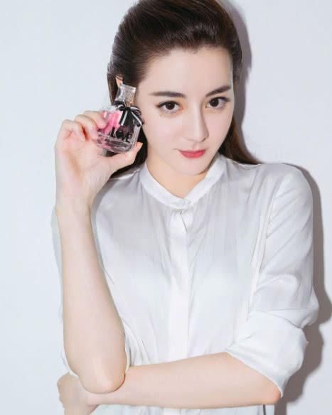 什么都是假的?热巴穿长裙未修图曝光