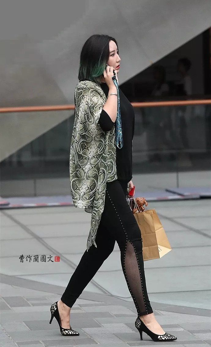 街拍:打底裤，穿出美女天生丽质好底子