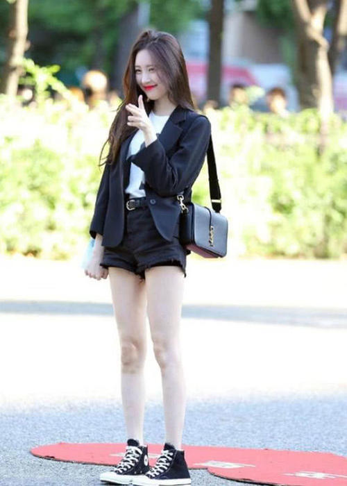 李宣美又任性了，短裤直接短到大腿根，网友：不愧是南韩第一腿精