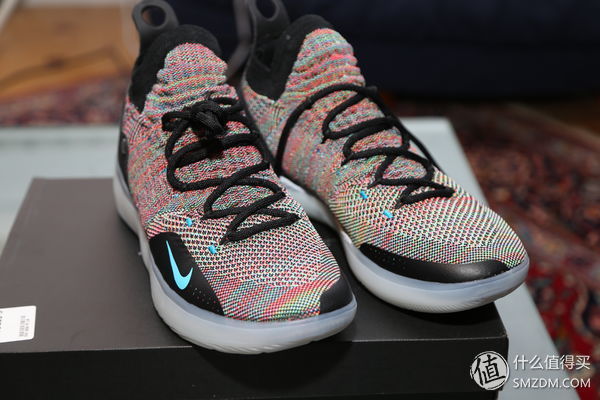 新买的东西 篇一:KD11骚彩色伪开箱，拍出来比实际好看的鞋子