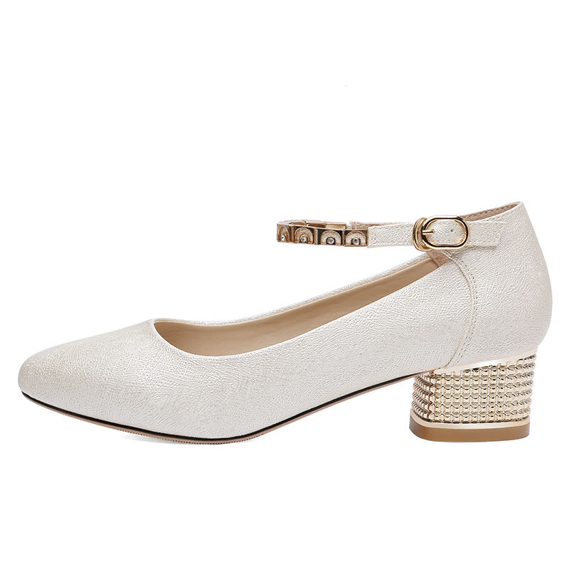 女人再懒出门也别穿人字拖，气质高跟鞋，气场挡不住