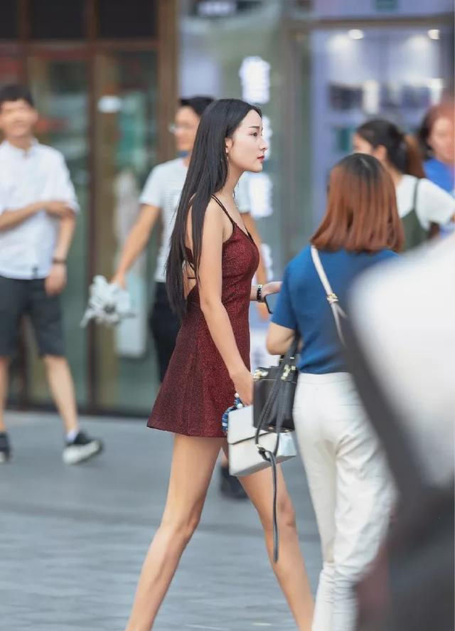 魅力|九分高腰紧身牛仔裤,搭配一双尖头高跟鞋,提升腰线显瘦效果好