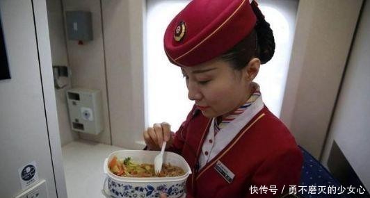  「美女」为什么在高铁上，很少看到乘务员吃饭？来听听美女乘务