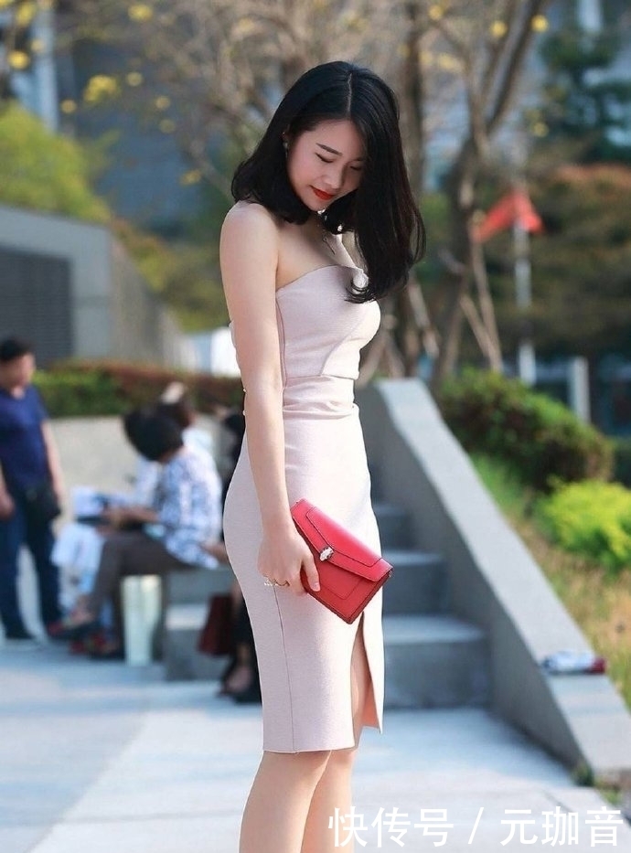  女人：成熟的女人也很美，小姐姐紧身裙秀出时尚之美