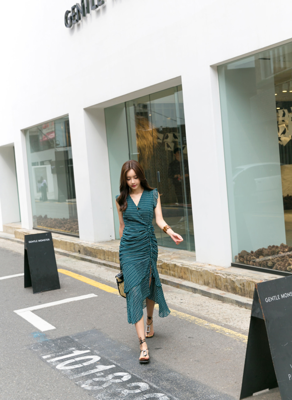 女神孙允珠，青花磨砂苔痕冰水晶玛瑙长裙