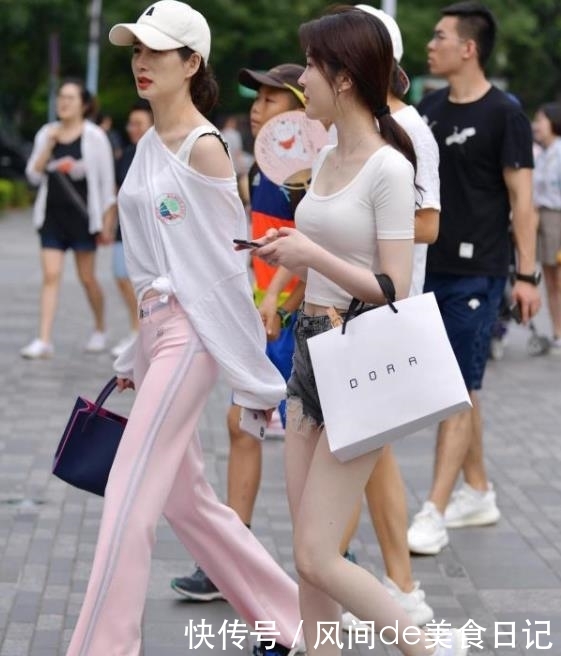 「美女」街拍美女:身材曼妙的短裙小姐姐,成熟韵味,回头率十足!