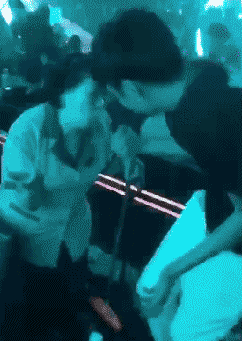 哥们@搞笑gif:哥们玩疯了,你考虑过姑娘的感受吗?