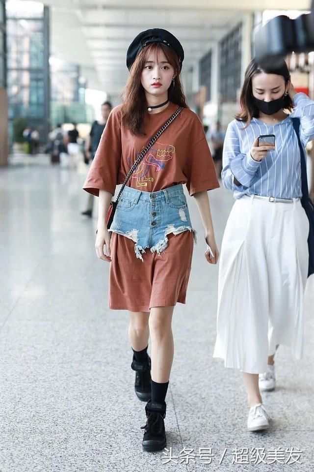 黄婷婷穿T恤裙现机场，居然在腰套了条牛仔短裤，网友：彻底服了