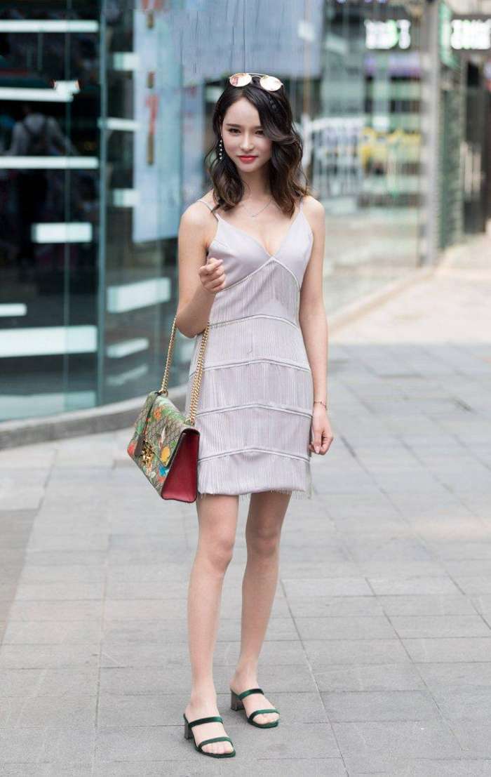 街拍：一件吊带裙, 穿得清爽时尚, 展现都市女性的娇柔动人