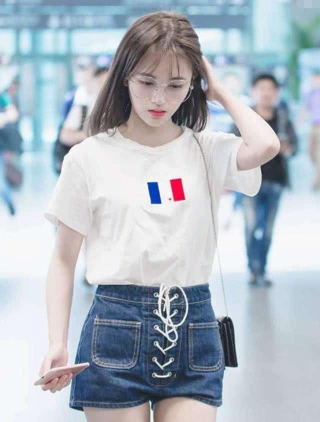 鞠婧祎热舞现身，网友：四千年美女裤子是故意露的吗？