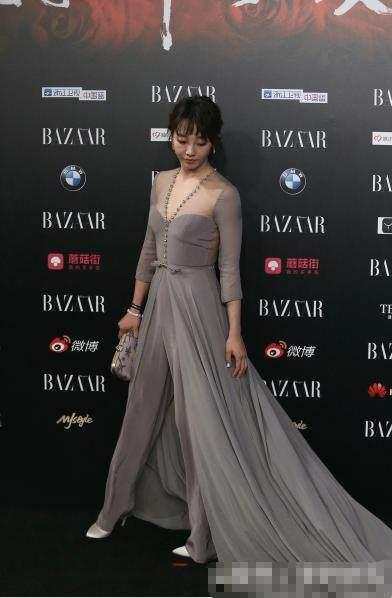 白百何现身活动, 抹胸长裙一片哗然, 网友: 还嫌流言不够多吗?