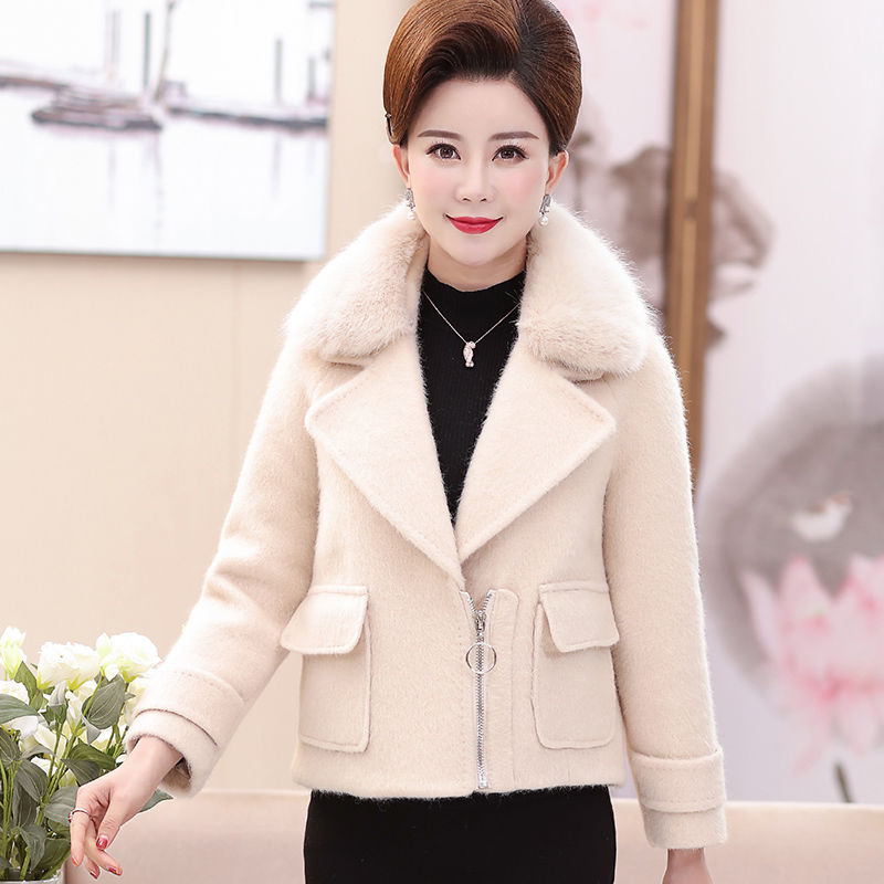 别再皮衣了，今年流行呢大衣+弹力靴，保暖显瘦，女人味满分