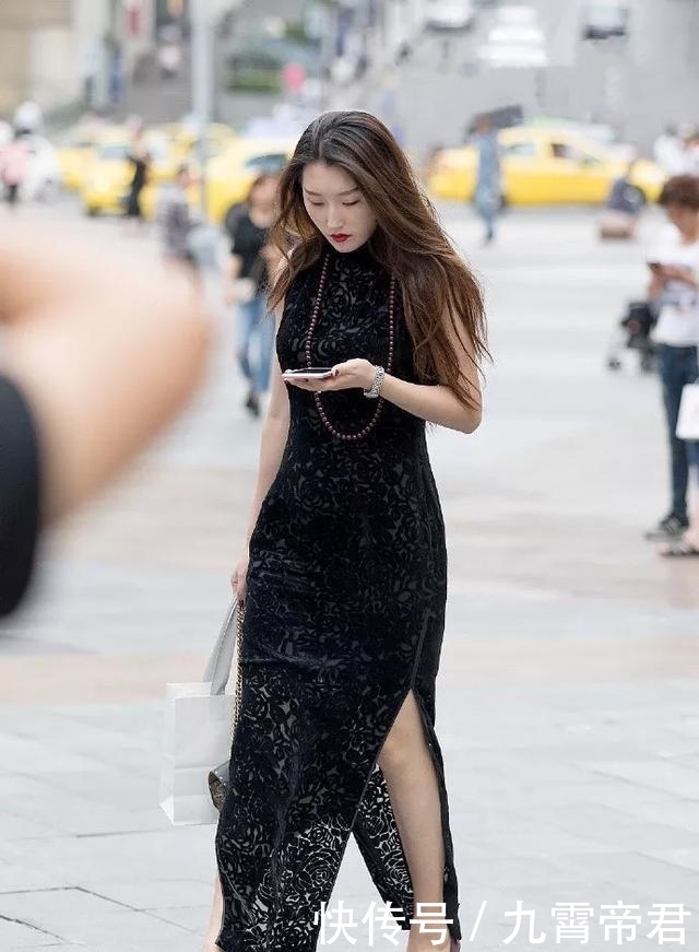 「优雅」街拍:小姐姐身穿黑色的短袖旗袍,显得优雅又美丽