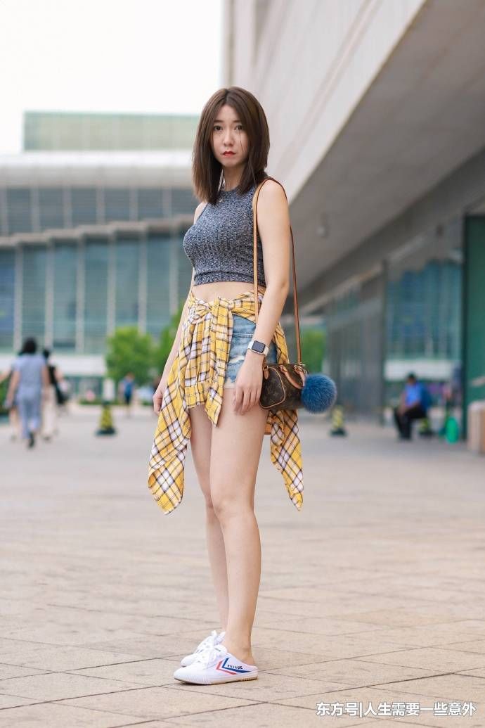 街拍路人，时尚流行的清凉穿搭分外养眼，你会pick哪个小姐姐