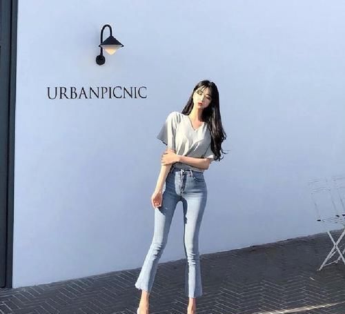  「美女」简单紧身牛仔裤，彰显美女文雅温情，精致又有女人味！