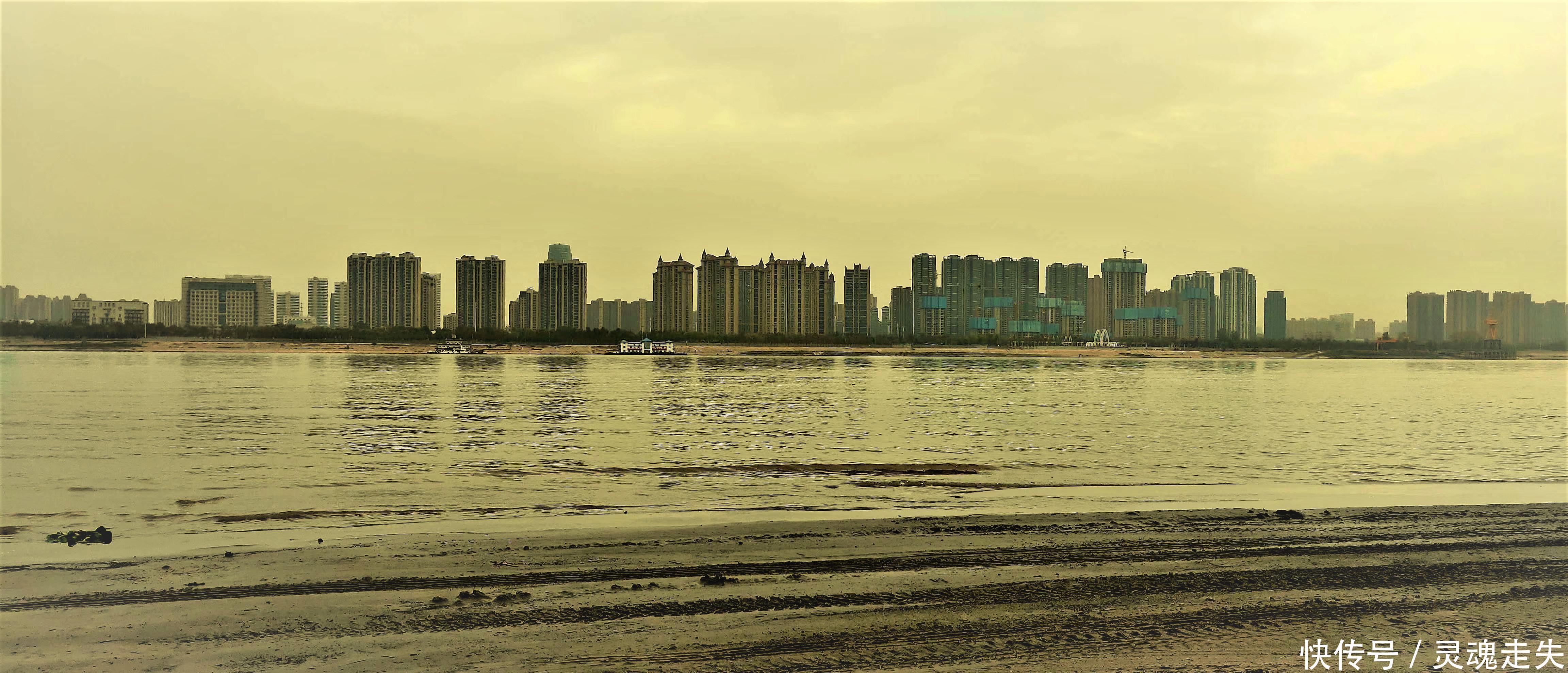 在武汉长江中的天兴洲找寻都市里的沙漠,沙漠里有绿洲,仿佛还有