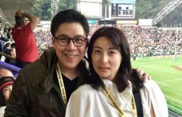  [小朋友们]世界冠军变身“车间女工”后，霍启刚再曝郭晶晶私下真实一面
