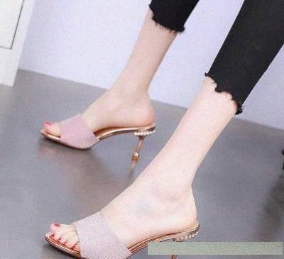 今年女人都中了尖头高跟鞋的“毒”，秀出白皙玉足，背影都美爆了