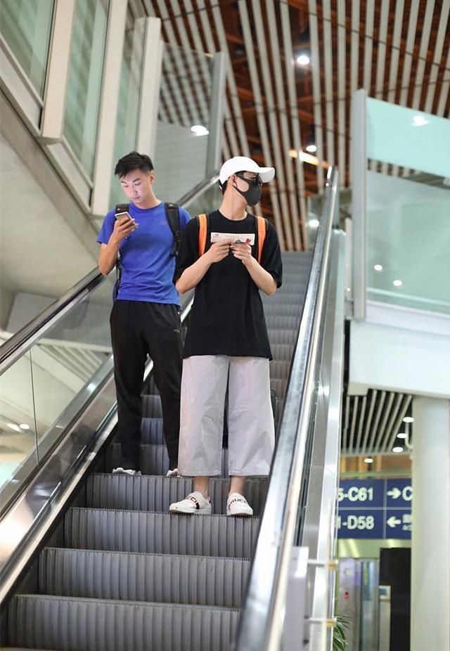 秦俊杰分手后首露面，一条阔腿裤穿成了五五分身材，网友:还显矮