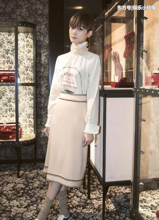 她的成功不可复制,担任选秀导师直接打脸杨幂,靓丽穿搭很时尚!