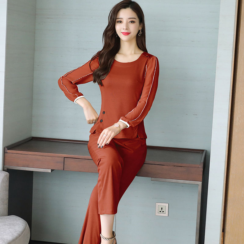 身材微胖的小姨太会打扮，专挑这，小香风套装，美得我一愣一愣的